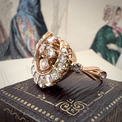Anello antico in oro 18 kt con luna crescente e trifoglio di diamanti a taglio rosa – eleganza vintage e buon augurio
