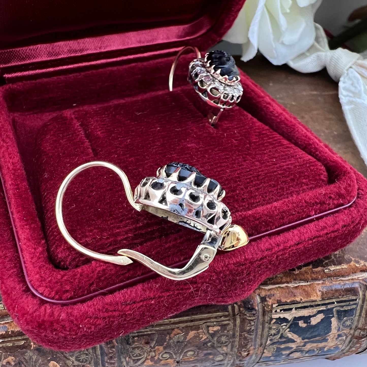 Parure ottocentesca veneziana con Moretti in materiale lapideo e diamanti a rosetta. Oro 18 ct