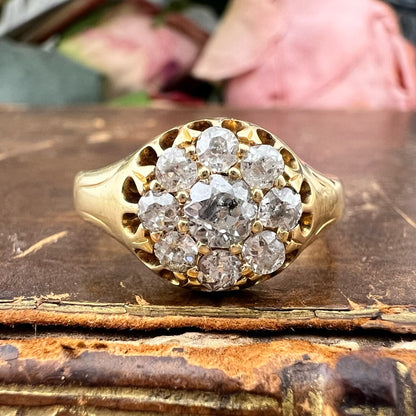 Anello margherita vittoriano con diamanti old mine e montatura Belcher, Inghilterra, 1890-1901