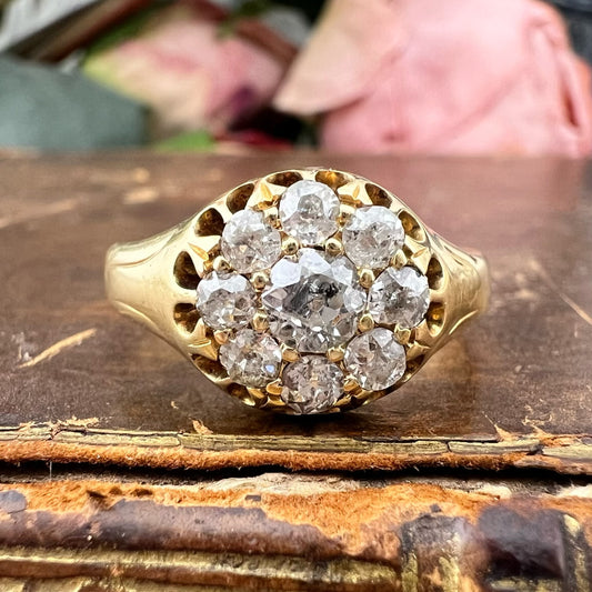 Anello margherita vittoriano con diamanti old mine e montatura Belcher, Inghilterra, 1890-1901
