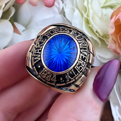Voluminoso class ring in oro e spinello sintetico della Wake Forest University 1977