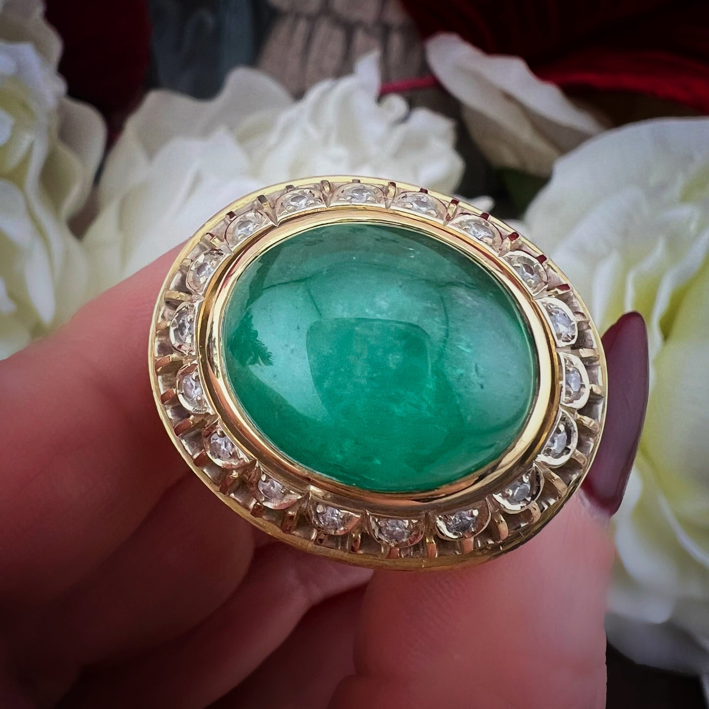 Imponente smeraldo cabochon da 20 ct su oro 18 ct e diamanti