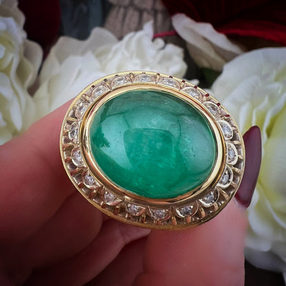 Imponente smeraldo cabochon da 20 ct su oro 18 ct e diamanti