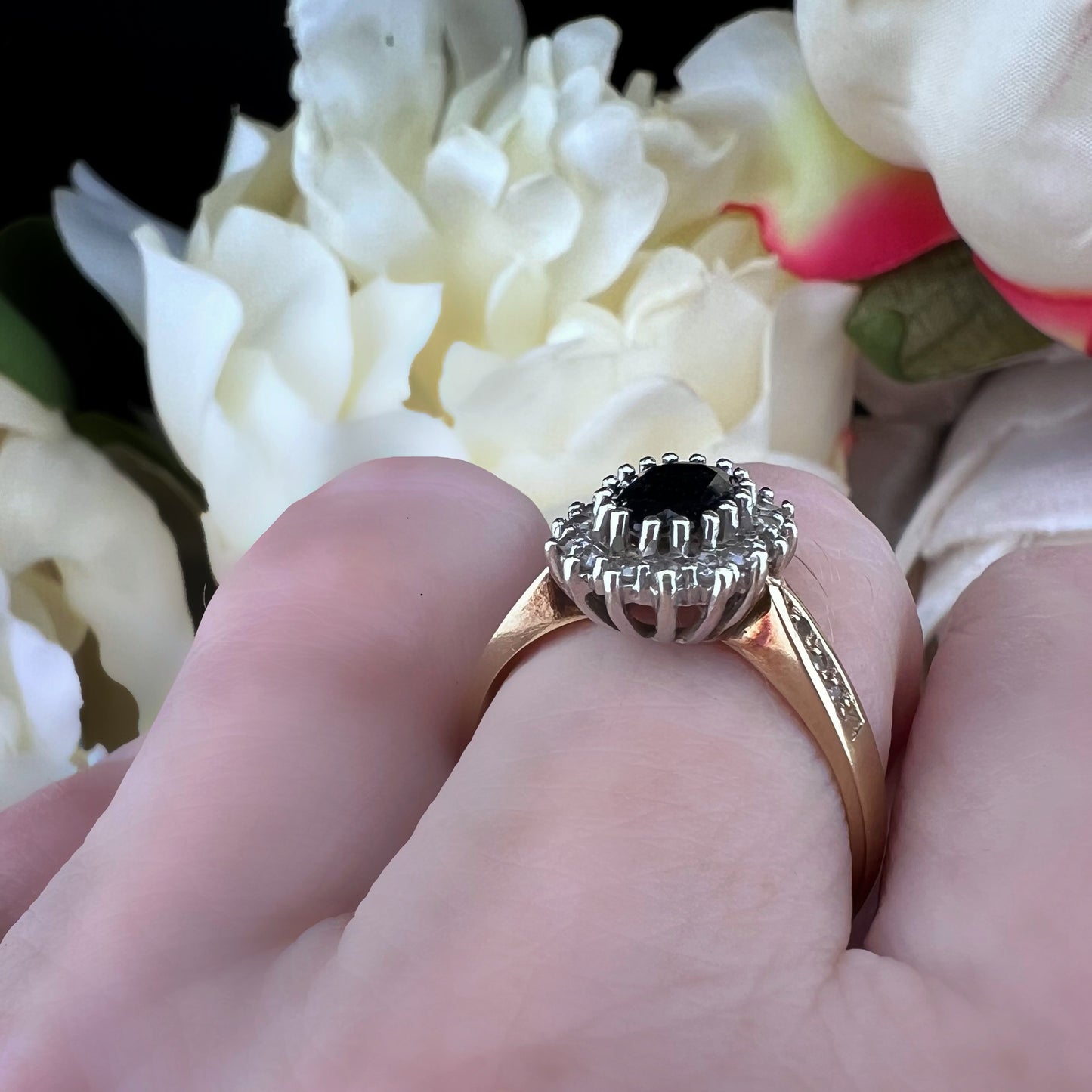 Anello Vintage a Margherita in oro con Zaffiro e Diamanti