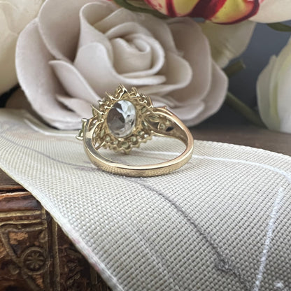 Anello con acquamarina centrale e fogliette di olivina in oro giallo