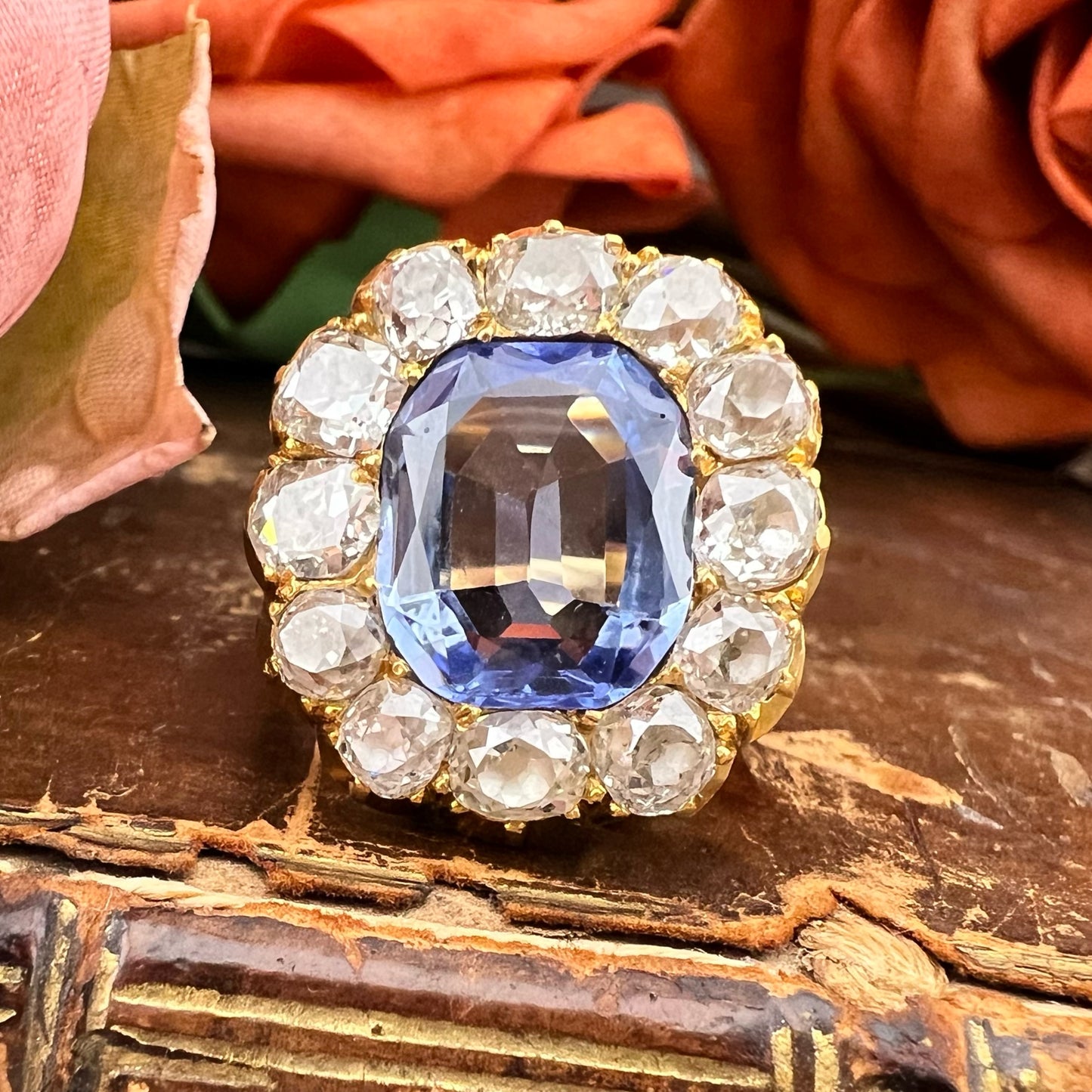 Anello fine ‘800 con zaffiro Ceylon 4.60 ct diamanti old mine 5 ct oro giallo 18k