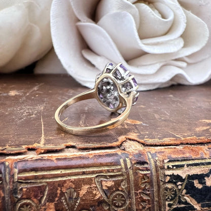 Anello in oro modello floreale a rosetta con ametiste e diamanti
