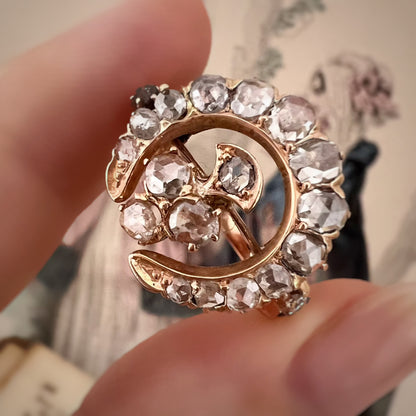 Anello antico in oro 18 kt con luna crescente e trifoglio di diamanti a taglio rosa – eleganza vintage e buon augurio