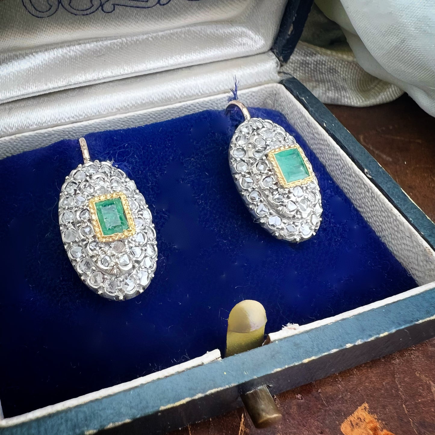 Coppia di Orecchini in Oro, Argento, Diamanti a Rosetta e Smeraldi – Modello Monachella