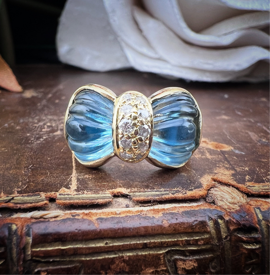 Anello vintage a fiocco firmato Boucheron in oro giallo 18 ct, topazio scolpito e diamanti
