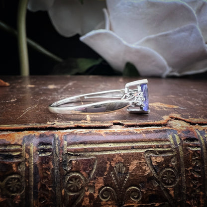 Anello in oro bianco con tanzanite marquise e diamanti