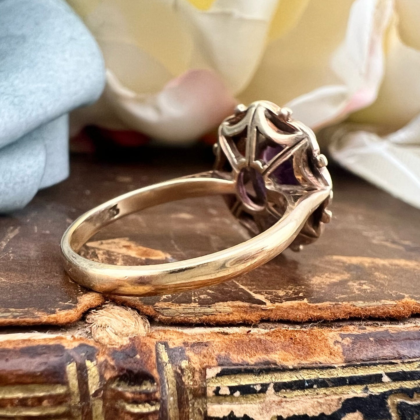 Anello vintage a margherita in oro 9k con ametista e perle naturali. Edimburgo, 1962