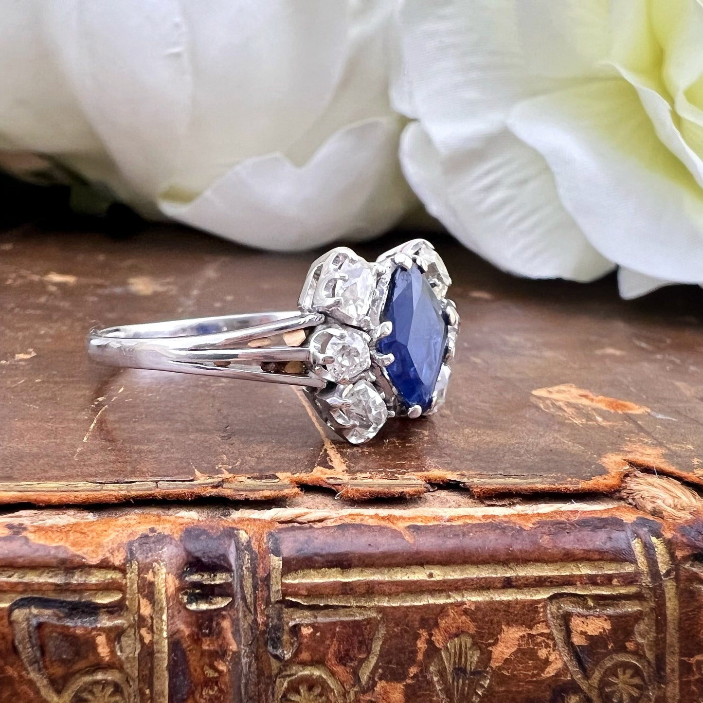 Anello con zaffiro romboidale Burma e diamanti Old Mine cut