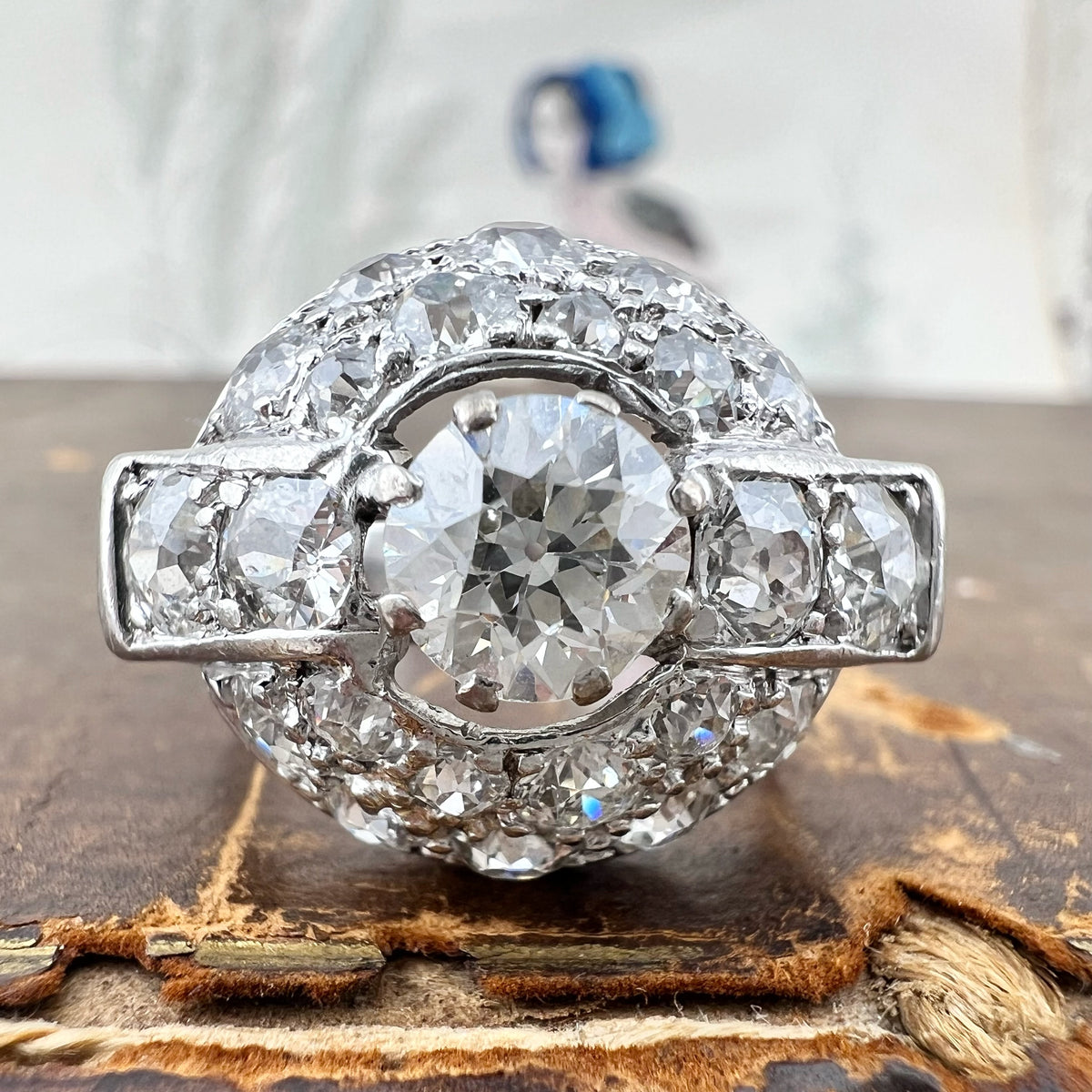 Anello a cupola Art Déco in platino con oltre 4 carati di diamanti – 1920-1940