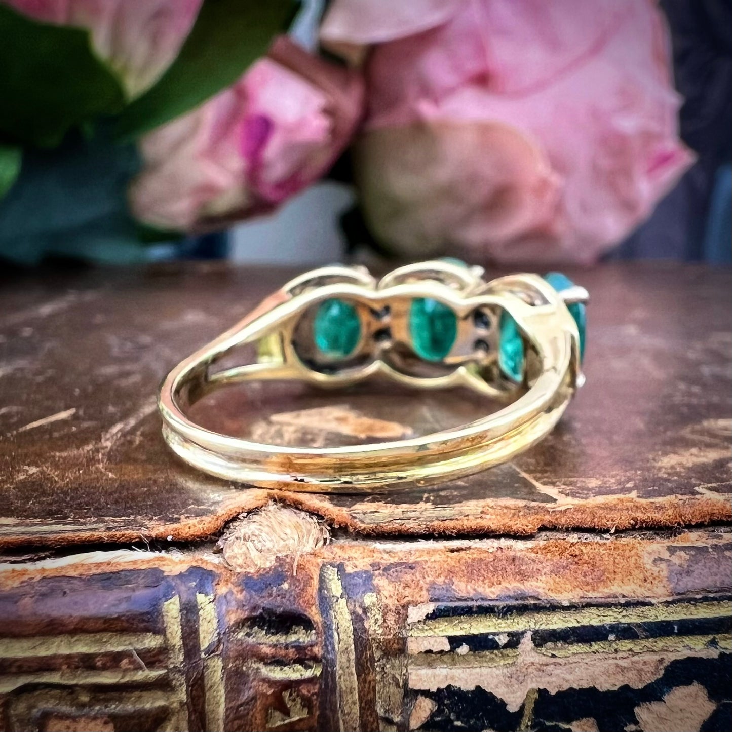 Anello Trilogy Italiano in Oro 18 kt con Smeraldi Naturali Brasiliani e Diamanti.