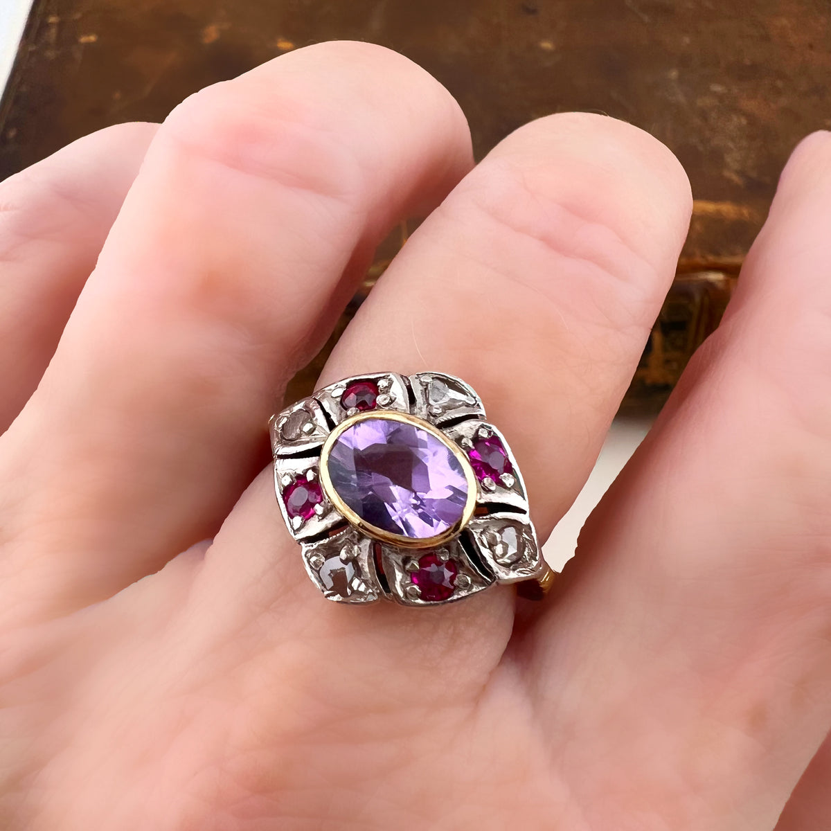 Anello rétro con ametista, diamanti e rubini – Italia, metà Novecento