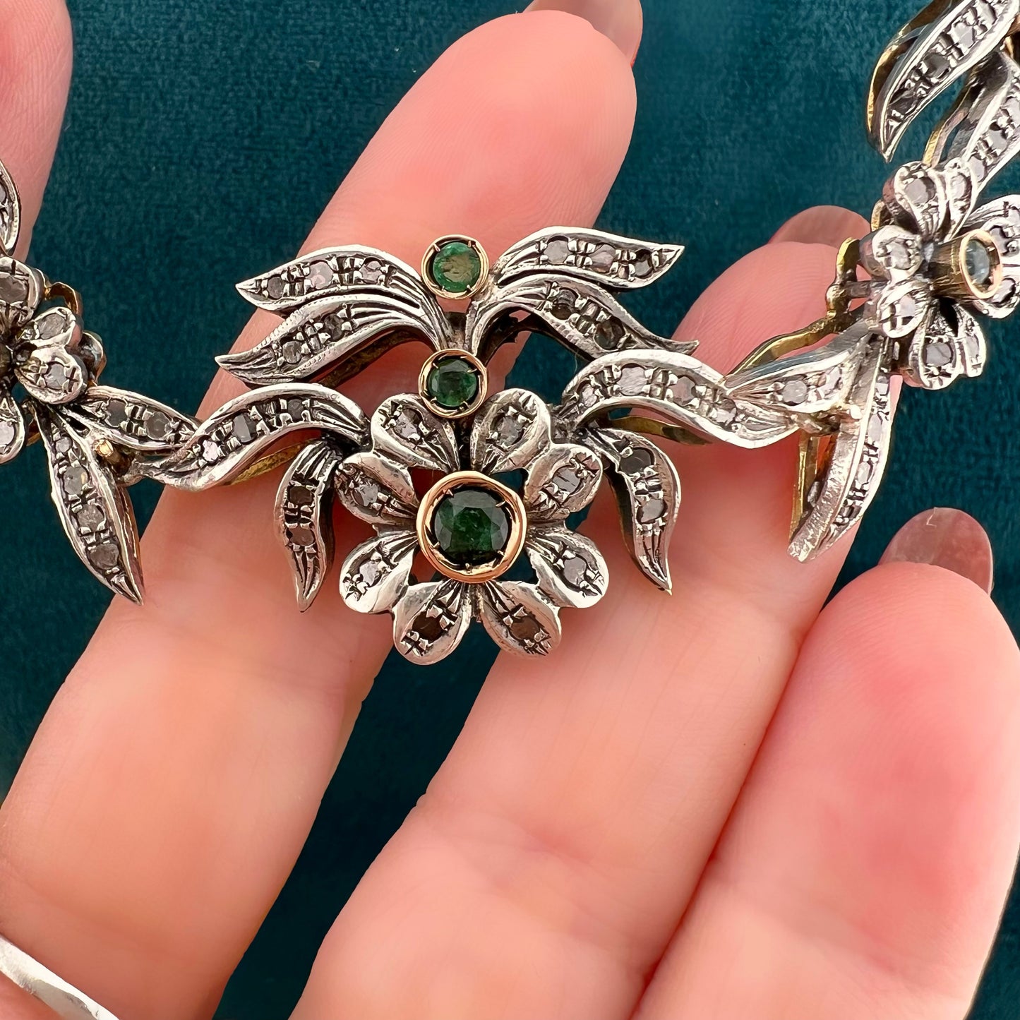 Antico collier in oro e argento con smeraldi e diamanti. Italia circa 1934-1940.