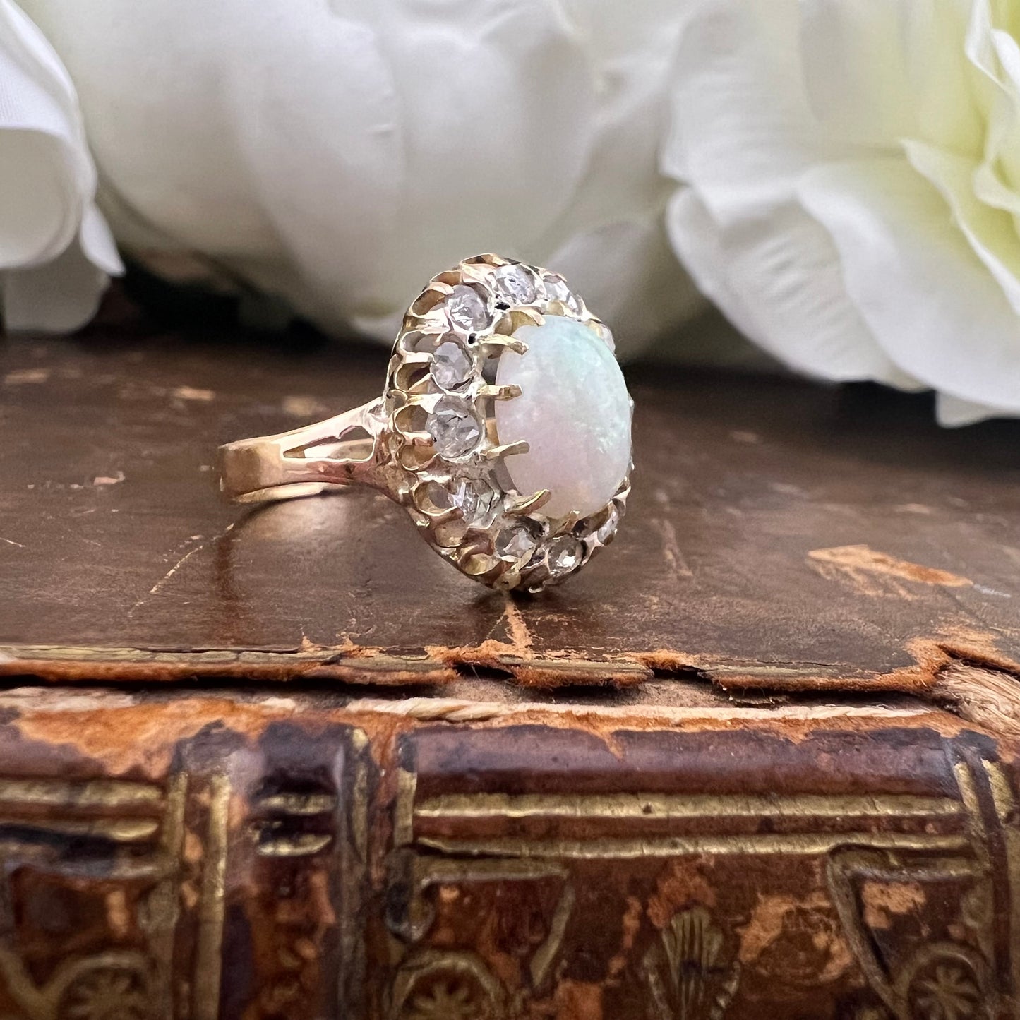 Anello inglese antico edoardiano 1900-1915 in oro giallo 18k, opale cabochon e diamanti