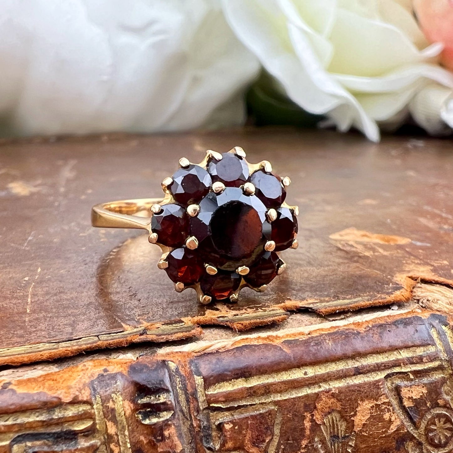 Anello margherita Vintage Inglese in Oro 18k con Granati