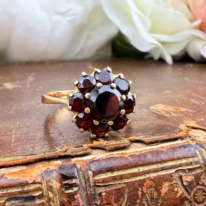 Anello margherita Vintage Inglese in Oro 18k con Granati