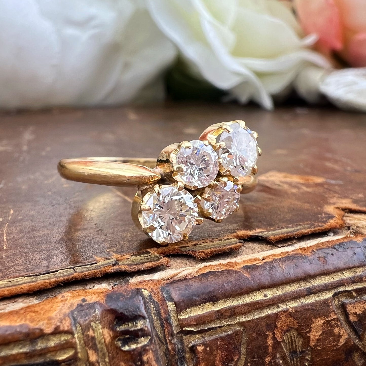 Anello vintage a quattro diamanti in oro giallo 18 carati