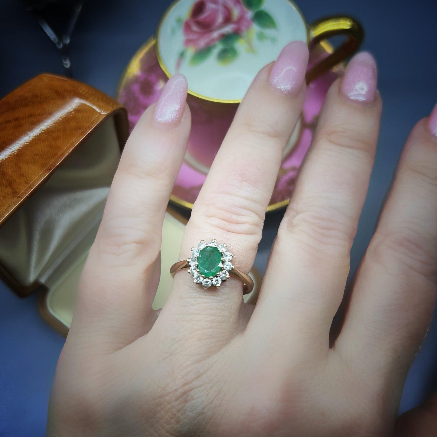 Anello vintage a margherita in oro con smeraldo – Birmingham, 1984