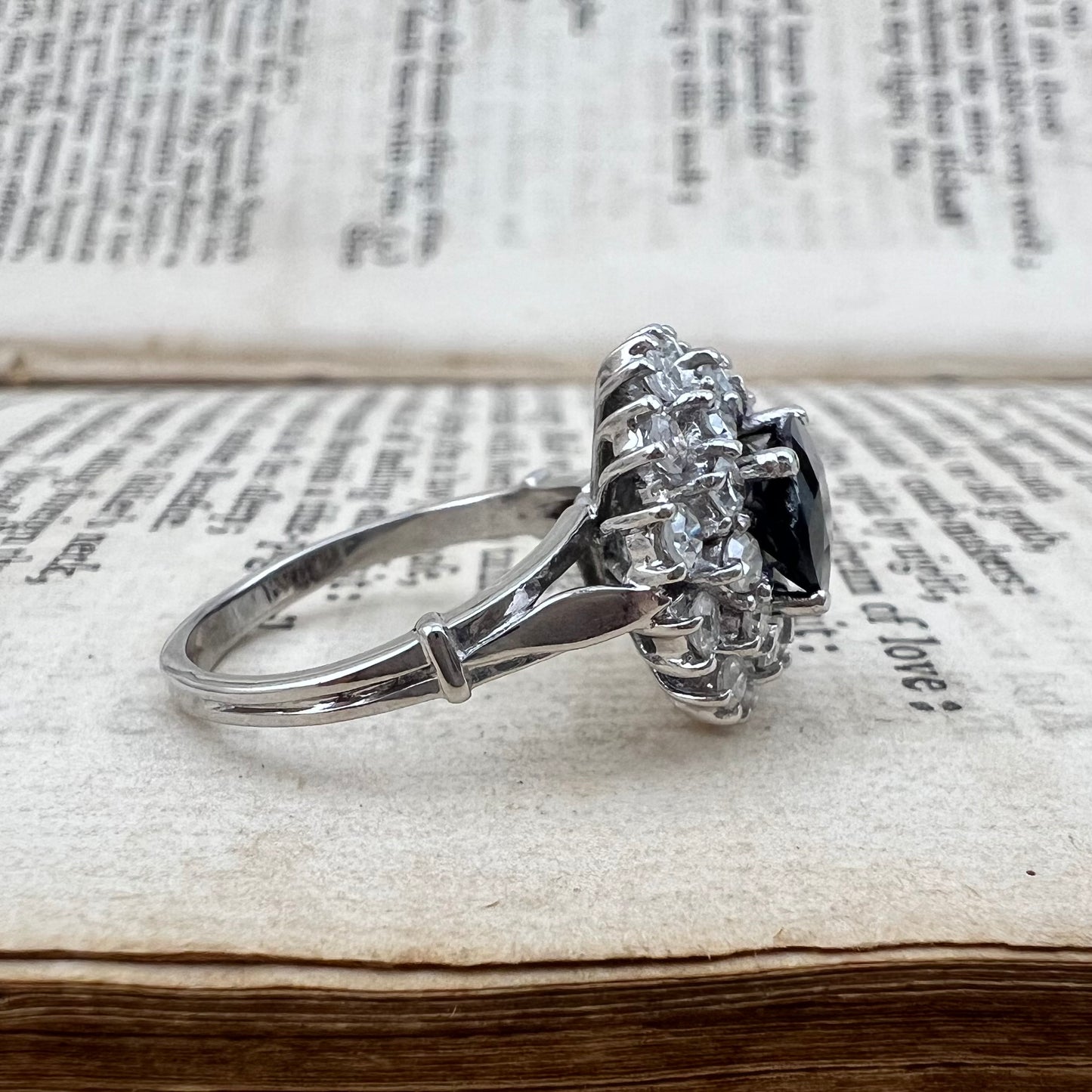 Anello vintage a margherita ovale con zaffiro e diamanti