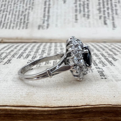 Anello vintage a margherita ovale con zaffiro e diamanti