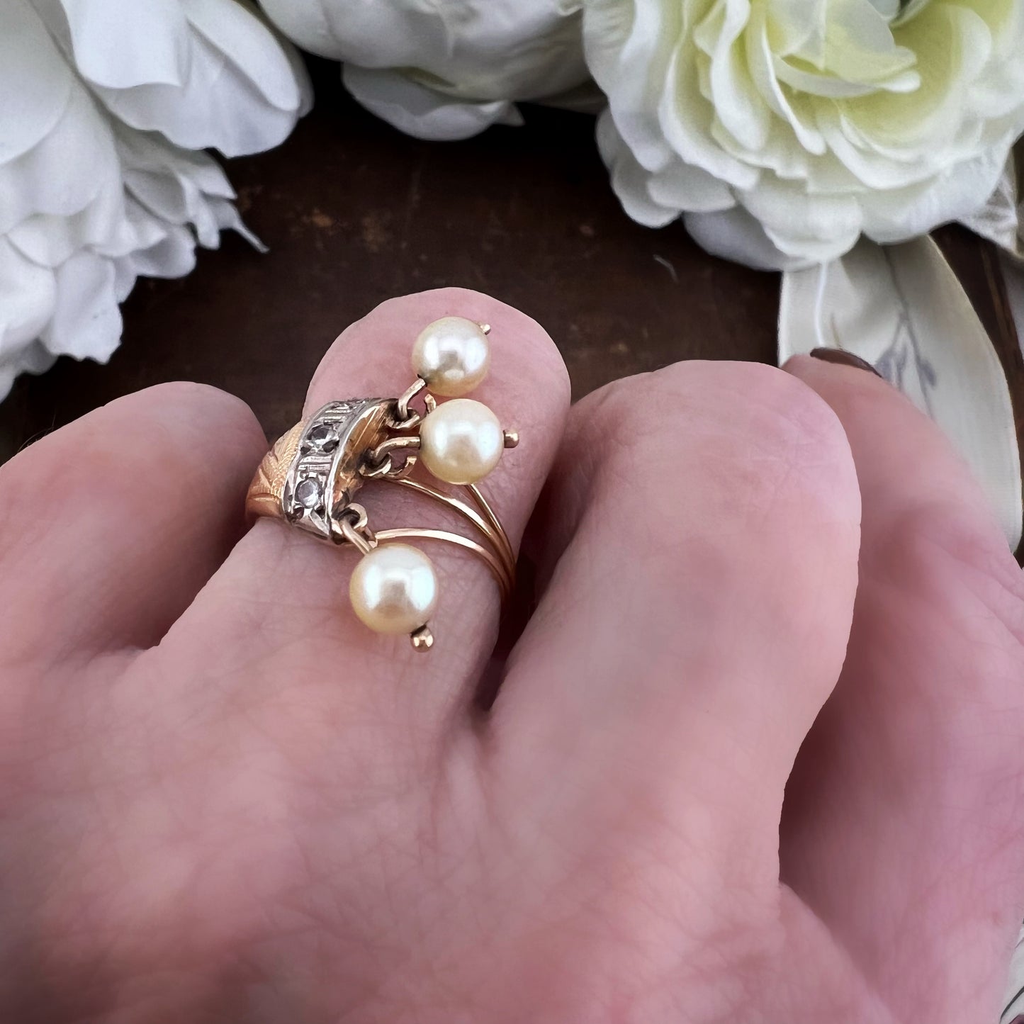 Anello Liberty in oro 18 kt con tre perle pendenti e diamanti rosetta