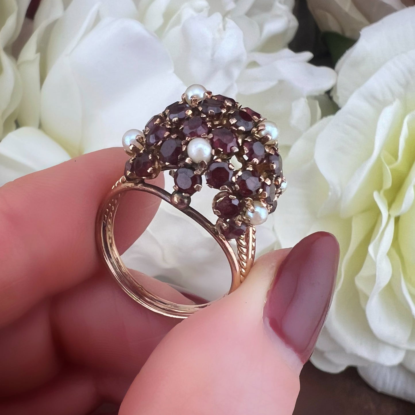 Anello vintage a cupola bombé con granati e perle – USA anni ’50