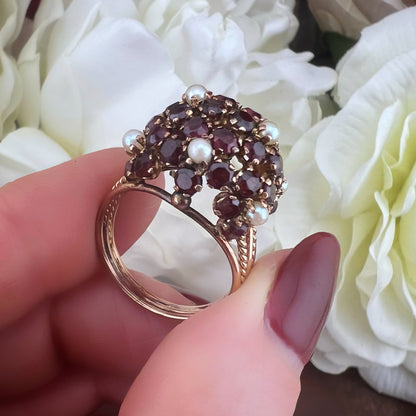 Anello vintage a cupola bombé con granati e perle – USA anni ’50