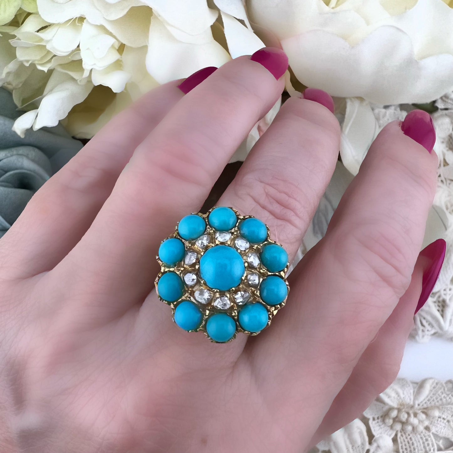 Grande anello a grappolo “Cluster” vittoriano con turchesi cabochon e diamanti “a notte”