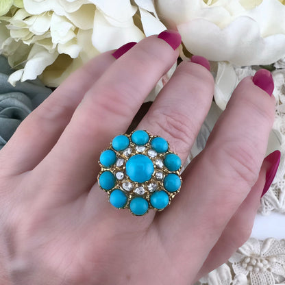 Grande anello a grappolo “Cluster” vittoriano con turchesi cabochon e diamanti “a notte”
