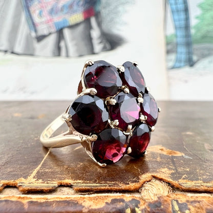 Anello vintage a grande margherita in oro e granati Londra 1975