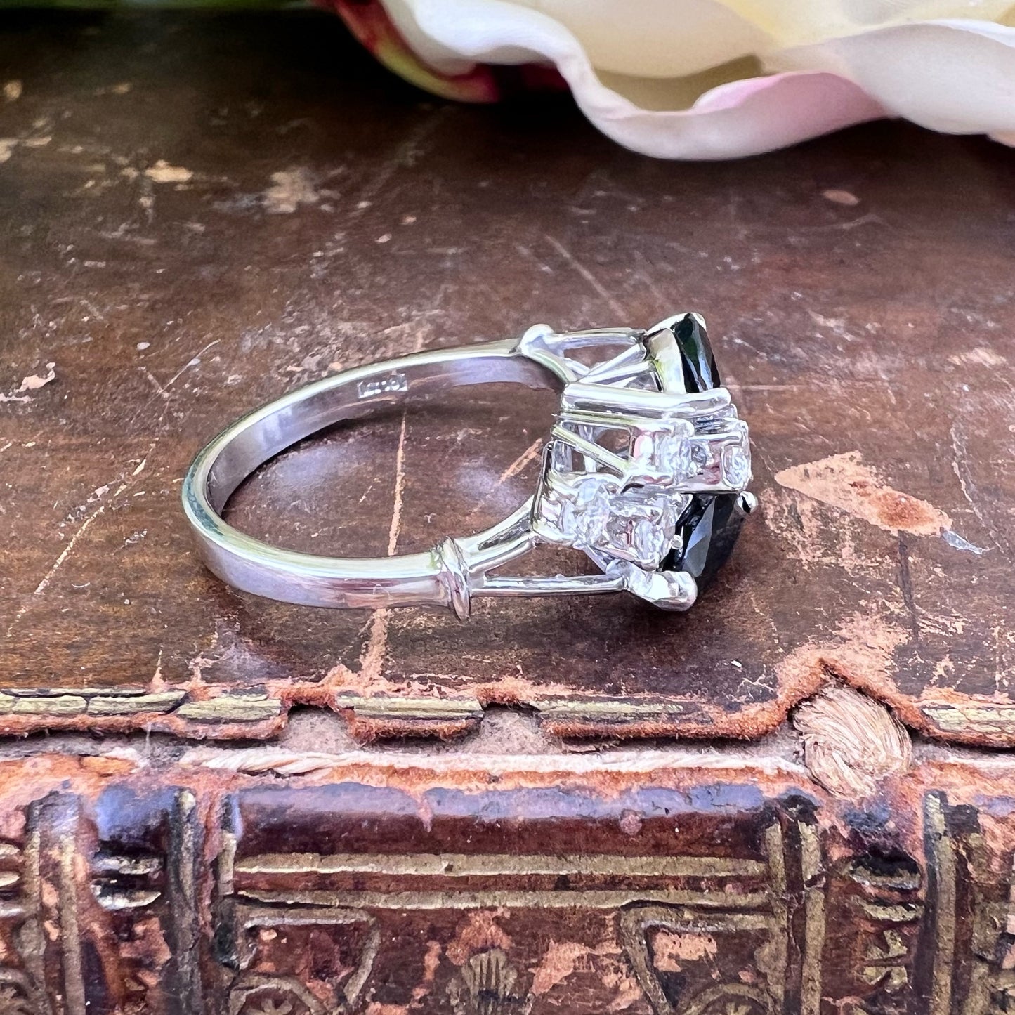 Anello vintage in oro bianco 18k con zaffiri marquise e diamanti