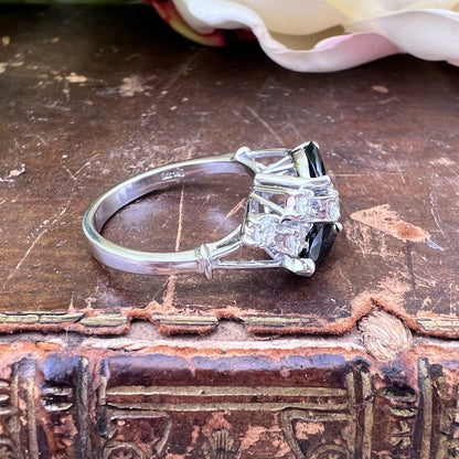 Anello vintage in oro bianco 18k con zaffiri marquise e diamanti