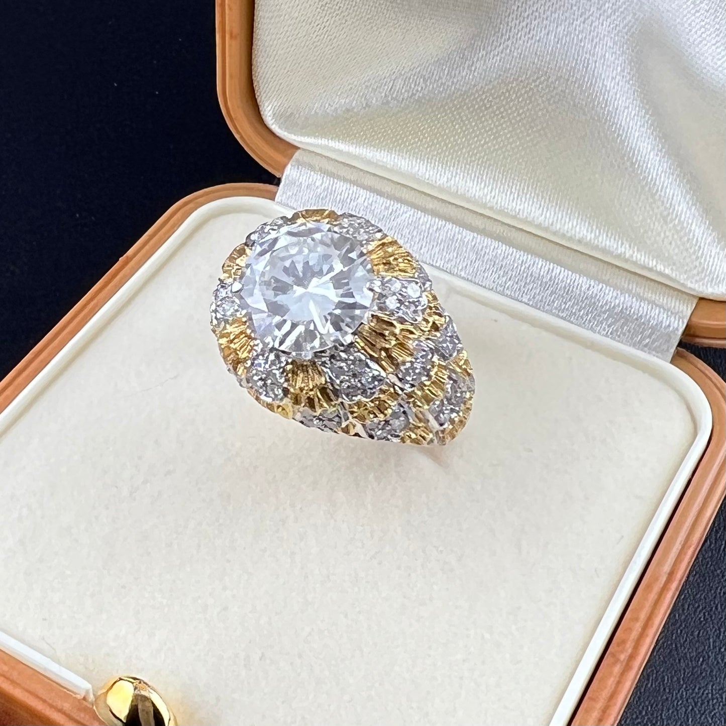 Anello Buccellati oro 18 kt bianco e giallo e diamante 2.70 ct GIA