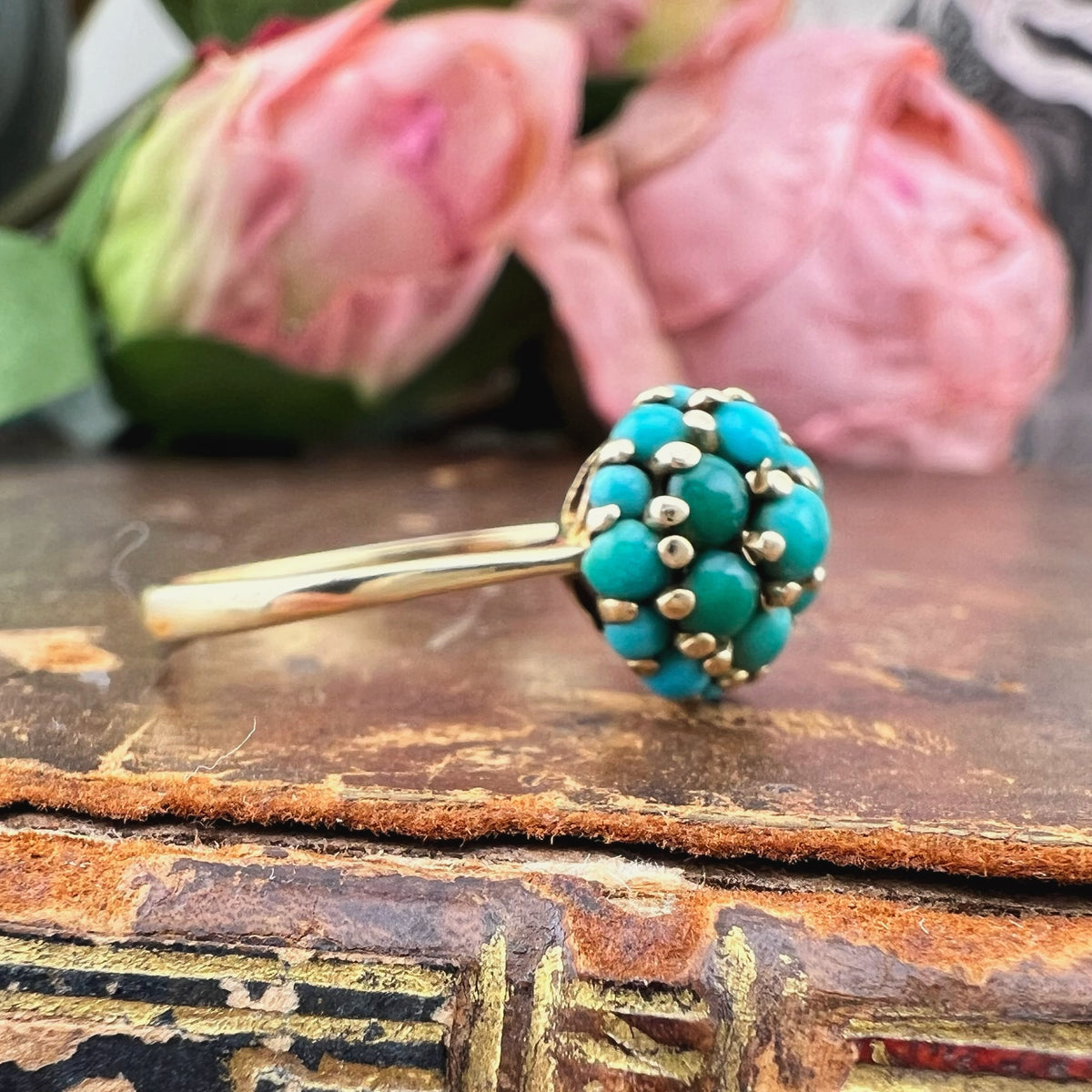 Anello a cupola di turchesi in oro 18 kt – Valenza, anni ’40