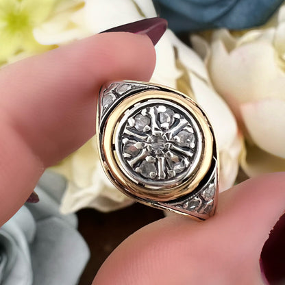 Anello toppa/Margherita in oro 18k e diamanti a rosetta. Primi ‘900
