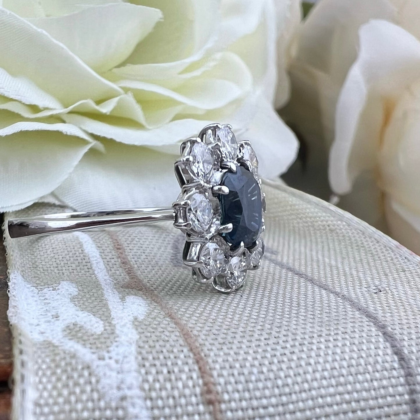 Anello margherita zaffiro Ceylon e diamanti VS - GH