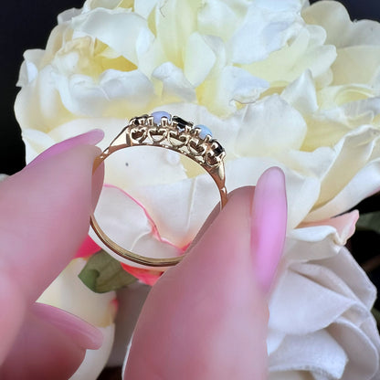 Anello vintage in oro giallo con opali e zaffiri – Birmingham, 1987