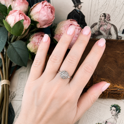 Anello Liberty anni ’20 con diamanti a motivo floreale in oro bianco 18 kt