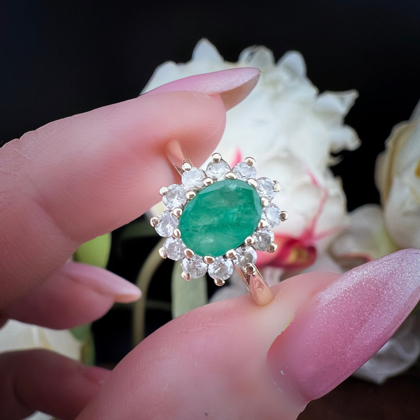 Anello vintage a margherita in oro con smeraldo – Birmingham, 1984