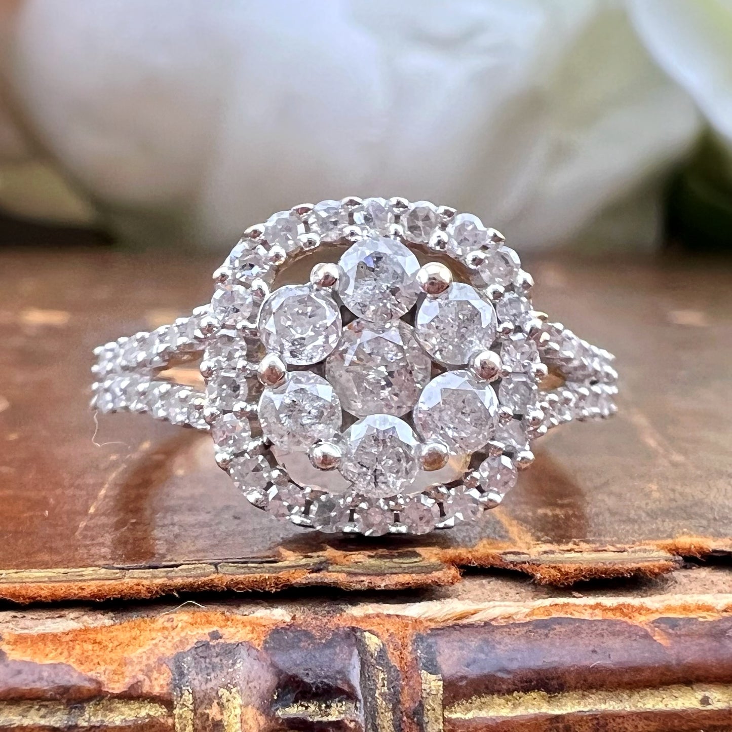 Anello modello Margherita con cornice di diamanti in oro