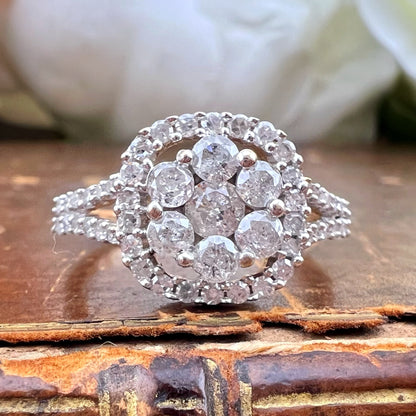 Anello modello Margherita con cornice di diamanti in oro