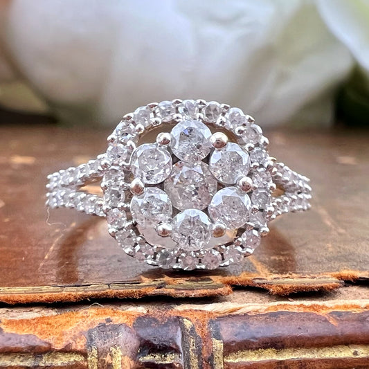 Anello modello Margherita con cornice di diamanti in oro