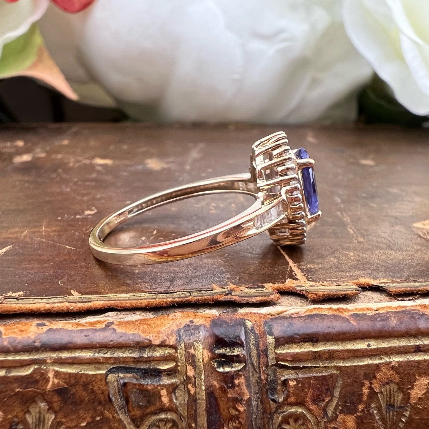 Anello vintage a margherita con tanzanite e diamanti baguette in oro giallo