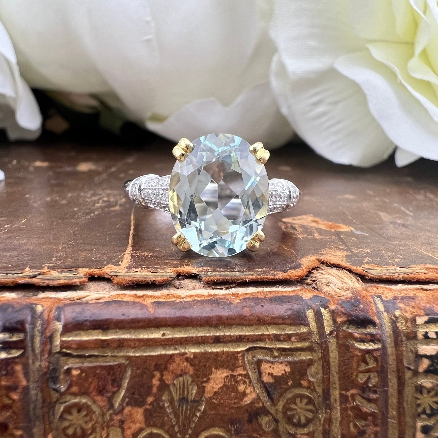 Anello con acquamarina da 3 ct e diamanti, oro 18k