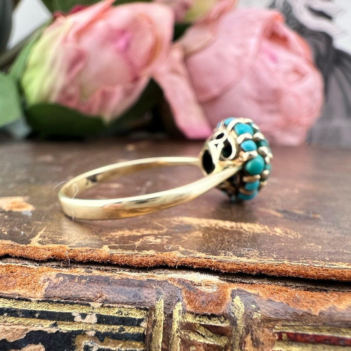 Anello a cupola di turchesi in oro 18 kt – Valenza, anni ’40