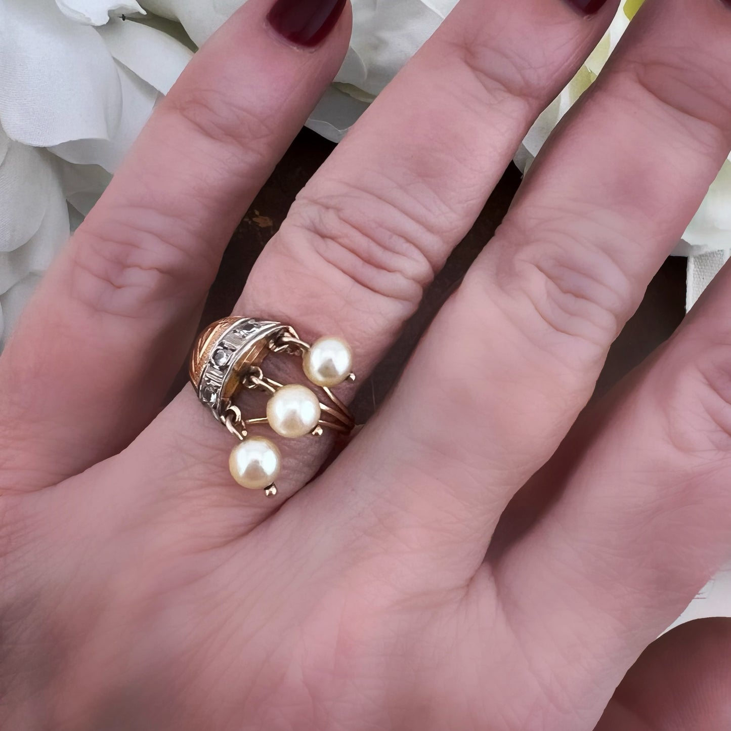 Anello Liberty in oro 18 kt con tre perle pendenti e diamanti rosetta